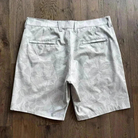 Travis Mathew Men's Atlantic Ocean Shorts Size 34 Grey Floral Golf 9" Athletic - Picture 5 of 8